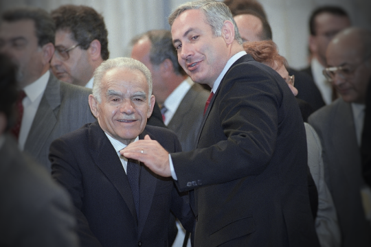 30 Οκτωβρίου 1991, σύνοδος για την ειρήνη στη Μέση Ανατολή, Μαδρίτη: Ο τότε πρωθυπουργός του Ισραήλ Γιτζάκ Σαμίρ με τον Μπενιαμίν Νετανιάχου, μέλος της ισραηλινής αντιπροσωπείας